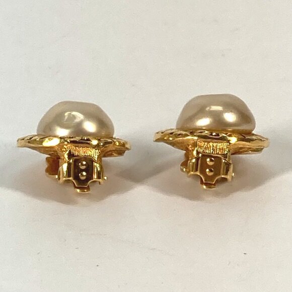 CHANEL Vintage Gold Clip Earrings - Picture 3 of 15